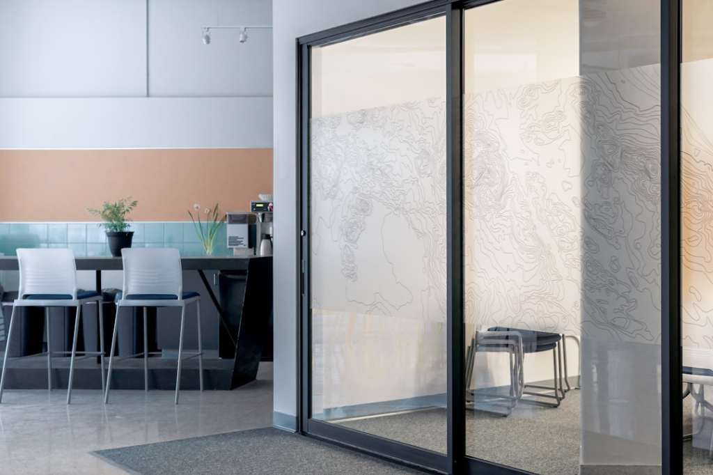 Movimientos suaves y pistas deslizantes: hardware de pista de puerta deslizante